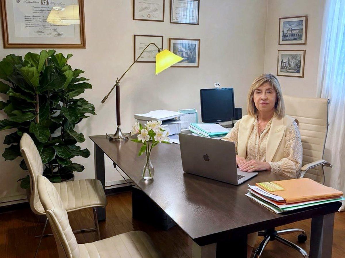 Dra. Bibiana Cetrángolo trabajando en el despacho del Estudio Cetrángolo, en San Martín 881, Luján.
