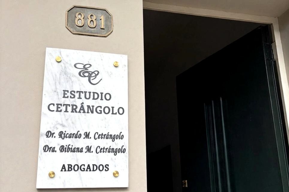 Entrada del Estudio Cetrángolo: la placa de mármol con el monograma del estudio y el número 881 sobre la puerta, en Luján.